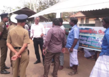 சட்டவிரோத மீன்பிடிகளை நிறுத்த கோரி தொடர் போராட்டத்தில் ஈடுபடும் முல்லைத்தீவு கடற்தொழிலாளர்கள்