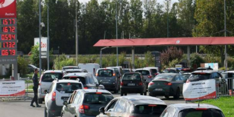 பிரான்சில் பெற்றோல் விநியோகம் தடைப்பட்டதால் நீண்ட வரிசையில் காத்திருக்கும் மக்கள்