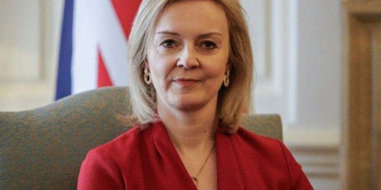 பிரித்தானியாவில் இரண்டு லட்சம் அரச ஊழியர்களை  பணிநீக்க தயாராகும் அரசு!