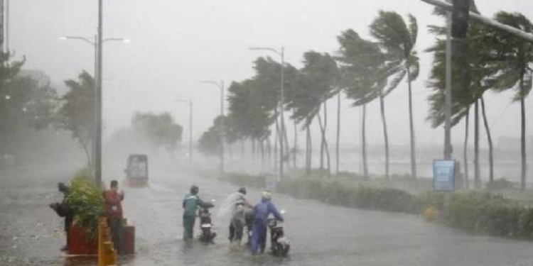 நாட்டின் பன்னிரண்டு மாவட்டங்களுக்கு சிவப்பு எச்சரிக்கை விடுப்பு!