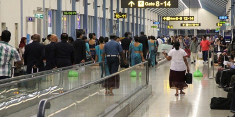 கணினி மென்பொருளை அறிமுகப்படுத்தி மோசடியில் ஈடுபட்ட சீன தம்பதியினர் கட்டுநாயக்கா விமான நிலையத்தில் கைது!