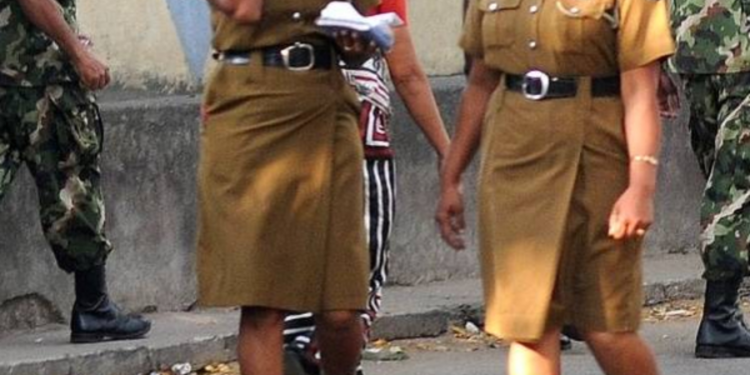 பெண் பொலிஸ் கான்ஸ்டபிள் ஒருவருக்கு முத்தமிட்ட பொலிஸ் சார்ஜன்