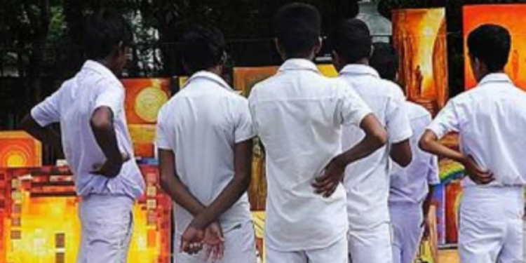 மது போத்தலுடன் பாடசாலைக்கு சென்ற மாணவனால் பரபரப்பு!