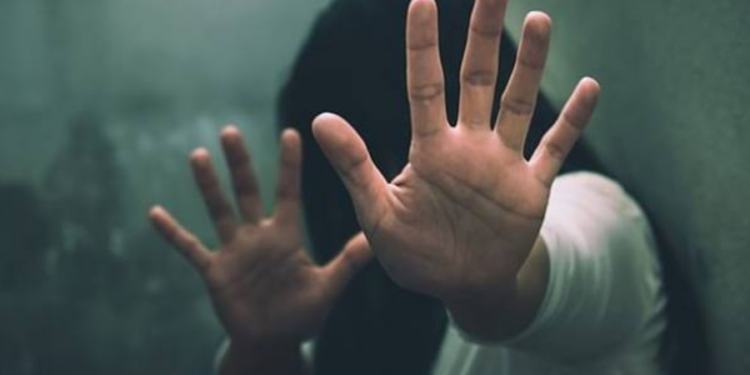 யாழில் பெண் பிள்ளைகளிடம் சேட்டைபுரியும் பாடசாலை மாணவர்கள்