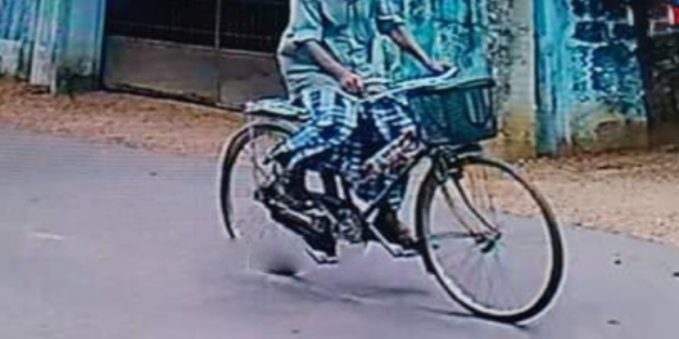 யாழ் ஆலயவாயிலில் துவிச்சக்கரவண்டி திருட்டில் ஈடுபட்ட முதியவர் சிக்கினார்!