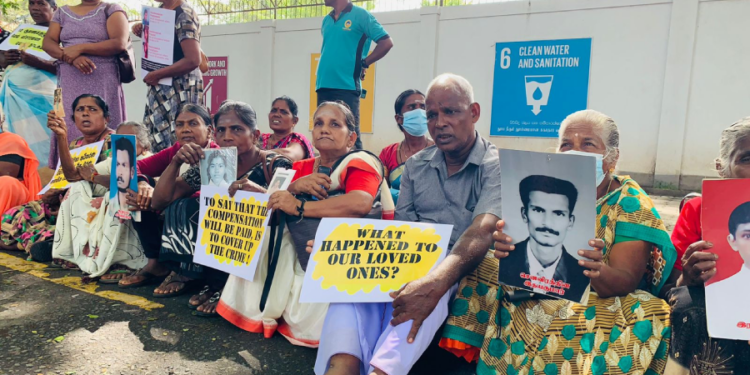 கொழும்பு ஐக்கிய நாடுகள் காரியலயத்தின் முன்பாக ஆர்ப்பாட்டத்தில் ஈடுபடும் காணாமலாக்கப்பட்டவர்களின்  உறவினர்கள்