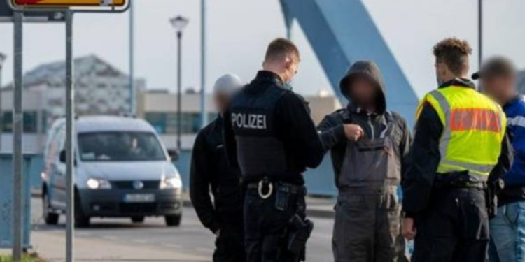 குளிரூட்டப்பட்ட லொறியில் பதுங்கியிருந்து ஜேர்மனி சென்ற புலம்பெயர்ந்தோர்! பொலிஸ் காவலில்