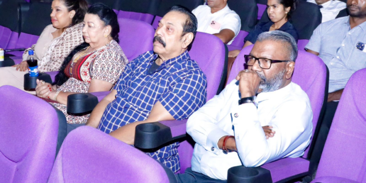 மனைவியுடன்  பொன்னியின் செல்வன் திரைப்படத்த பார்வையிட்ட மகிந்தராஜபக்ஷ