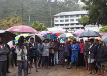 தீபாவளிக்கு முற்ப்பணம் கிடைக்காமையால் போராட்டத்தில் ஈடுபட்டுள்ள தோட்டத் தொழிலாளர்கள்