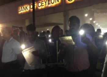 இலங்கை வங்கி தலைவரை நீக்கக் கோரி போராட்டத்தில் ஈடுபட்டுள்ள வங்கி ஊழியர்கள்