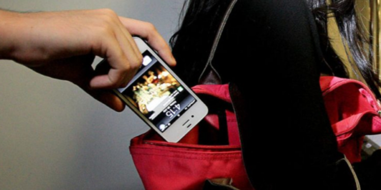 யாழில் பேருந்தில் பயணிக்கும் பெண்களிடம் தொலைபேசி திருட்டில் ஈடுபட்ட நபர் கைது!