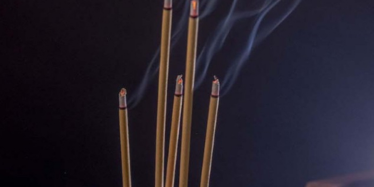 படுக்கையறையில் ஊதுபத்தி கொளுத்தி வைப்பதால் கிடைக்கும் நன்மைகள்