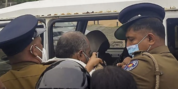 பாதசாரி கடவையில் வீதியை கடந்த மாணவனை மோதி சென்ற சாரதிக்கு நேர்ந்த கதி!