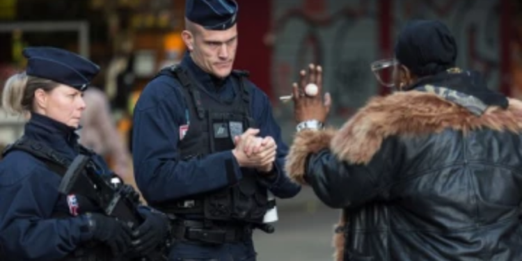 பணம் கேட்டு மிரட்டிய மகனை  துப்பக்கியால் சுட்ட தந்தை!