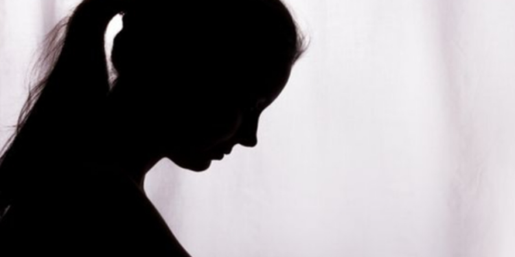 தனது மனைவியை நண்பனுடன் உறவில் ஈடுபடுமாறு வற்புறுத்திய கணவன்