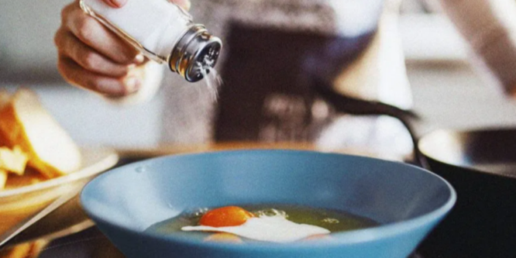 அதிகளவில் உப்பை எடுத்து கொள்பவர்களுக்கு விடுக்கப்பட்டுள்ள எச்சரிக்கை!