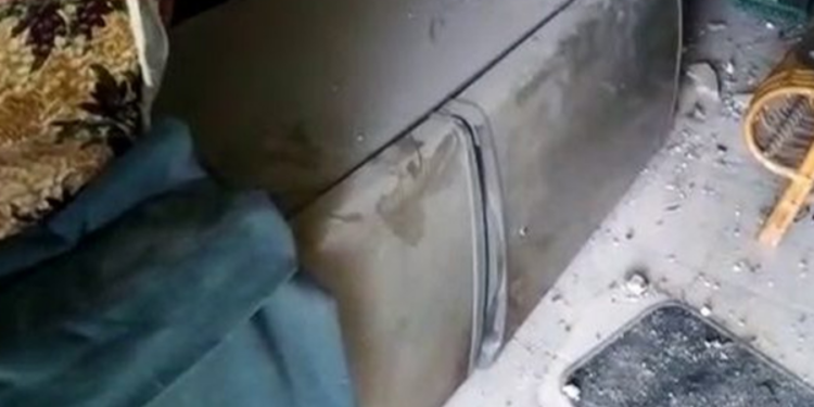 மின்னல் தாக்கியதில் சேதமடைந்த வீடு!