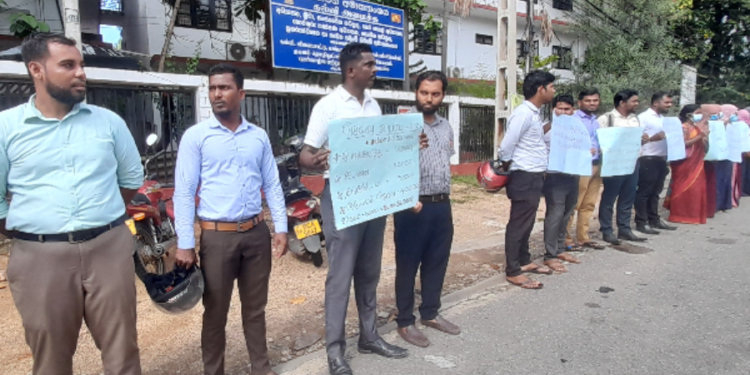 திருகோணமலையில் கண்டன பேரணியில் ஈடுபட்டுள்ள ஆசிரியர்கள்