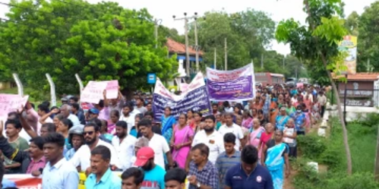 யாழ் வலி வடக்கில் கைப்பற்றப்பட்ட காணிகளை விடுவிக்க கோரி ஆர்ப்பாட்டத்தில் ஈடுபடும் மக்கள்!