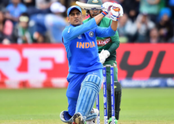 இந்திய அதிகாரி மீது வழக்கு தாக்கல் செய்துள்ள தோனி