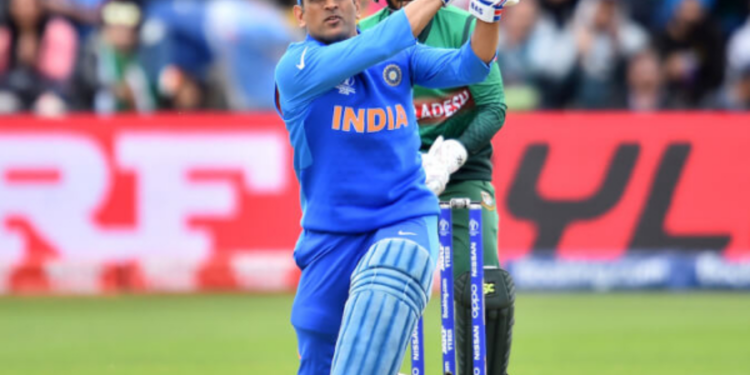 இந்திய அதிகாரி மீது வழக்கு தாக்கல் செய்துள்ள தோனி