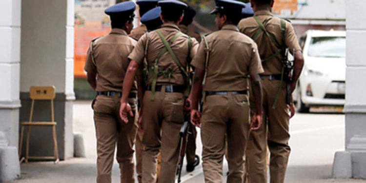 பாடசாலை மாணவிகளை  துஷ்பிரயோகத்திற்கு உட்படுத்திய விளையாட்டு பயிற்றுவிப்பாளர் பொலிசில் சரணடைந்துள்ளார்!