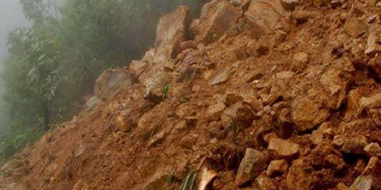 வெள்ளத்தில் மூழ்கிய ஹட்டன் நகரின் வீதிகள்!