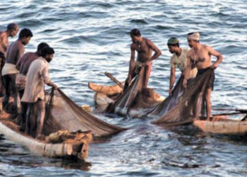 இலங்கை கடற்படையினருக்கு எதிராக ஆர்ப்பாட்டத்தில் ஈடுபட்டுள்ள தமிழக மீனவர்கள்