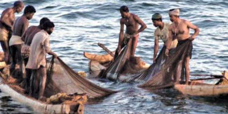 இலங்கை கடற்படையினருக்கு எதிராக ஆர்ப்பாட்டத்தில் ஈடுபட்டுள்ள தமிழக மீனவர்கள்