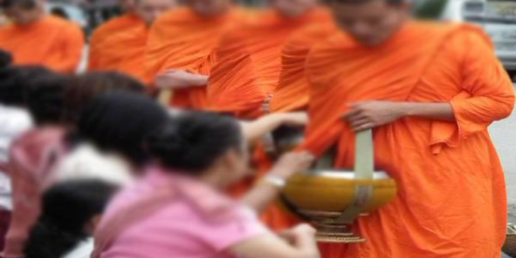 45  ஆயிரம் ரூபா பெறுமதியான அலைபேசியை கொள்ளையிட்ட பிக்கு