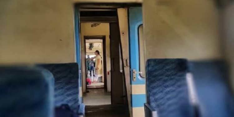 தொடருந்தில்  மது போதையில் இருந்த ஊழியர் கைது!