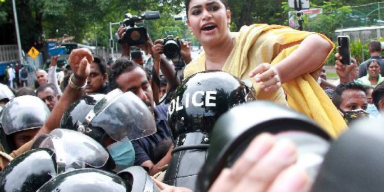 கடந்த புதன் கிழமை நடந்த எதிர்ப்பு போராட்டத்தின் போது தான் உட்பட சில பெண்கள் துஷ்பிரயோகத்திற்கு உள்ளக்கப்பட்டதாக ஹிருணிகா பிரேமச்சந்திர குற்றச்சாட்டு!