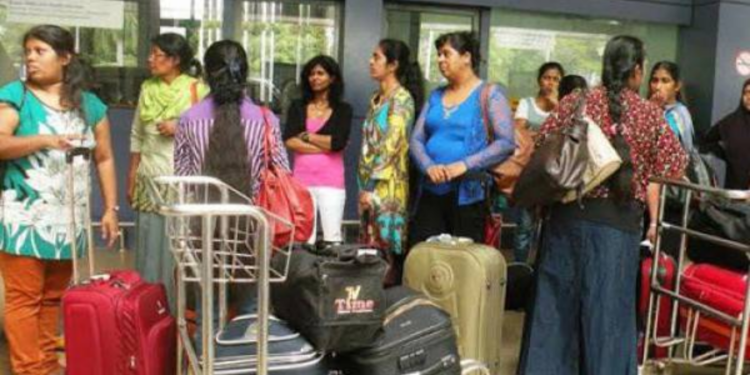 இலங்கையிலிருந்து பணிப்பெண்ணாக ஒமானுக்கு செல்லும் பெண்களை விற்பனை செய்யும் கும்பல் தொடர்பில் விசாரணை மேற்கொள்ளப்படுகின்றது!