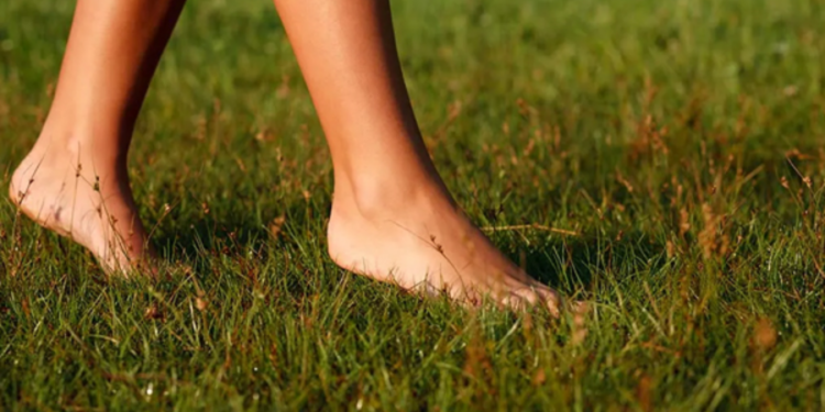 வெறுங்காலில் நடப்பதால் கிடைக்கும் நன்மைகள்