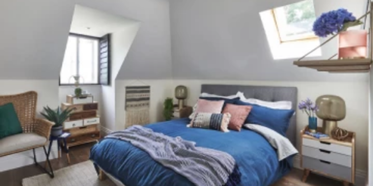 22 வயது காதலியை ஒரு மாத காலமாக படுக்கையறைக்கு கீழே மறைத்து வைத்த 16 வயது காதலன்