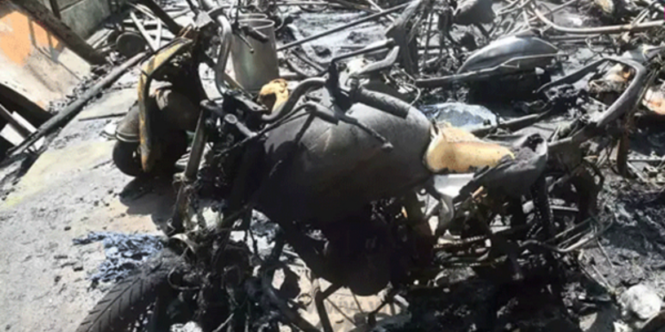 மோட்டார் சைக்கிள் பழுதுபார்க்கும் நிலையம் ஒன்று தீயில் எரிந்து சாம்பலானது!