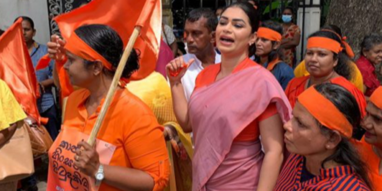 கொழும்பு ஐ.நா. காரியாலயத்திற்கு முன்பாக ஆர்ப்பாட்டத்தில் ஈடுபட்டுள்ள ஹிருணிகா உள்ள்ளிட்ட குழுவினர்