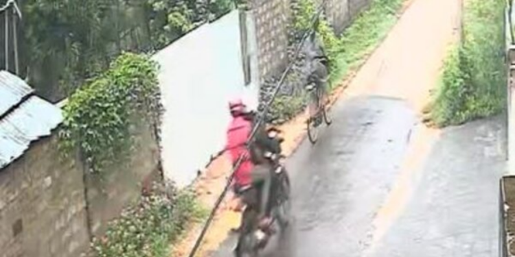 யாழில் வீதியால் சென்ற பெண்ணிடம் வழிப்பறி!