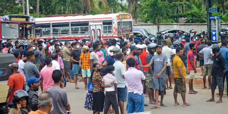 இன்று முதல் தொழிற்சங்க நடவடிகைகளில் ஈடுபட இருக்கும் அரச ஊழியர்கள்