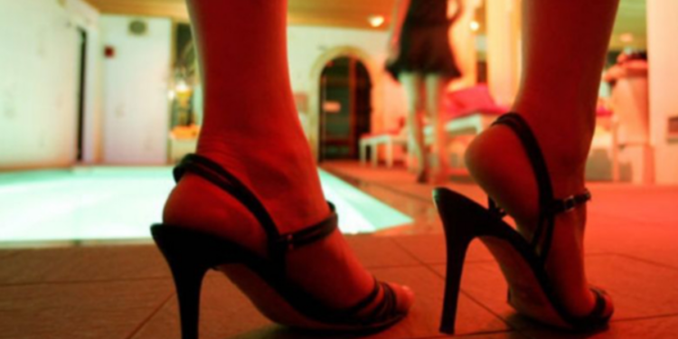 மசாஜ் நிலையம் என்ற போர்வையில் இயங்கிய விபச்சார விடுதி ஒன்று சுற்றிவளைப்பு!