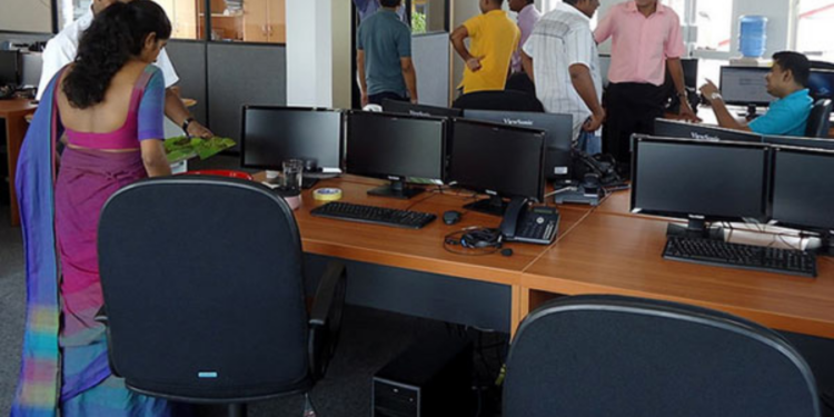 அரச ஊழியர்களின் வேலைக்கு உலை வைக்க போகும் அரசு!