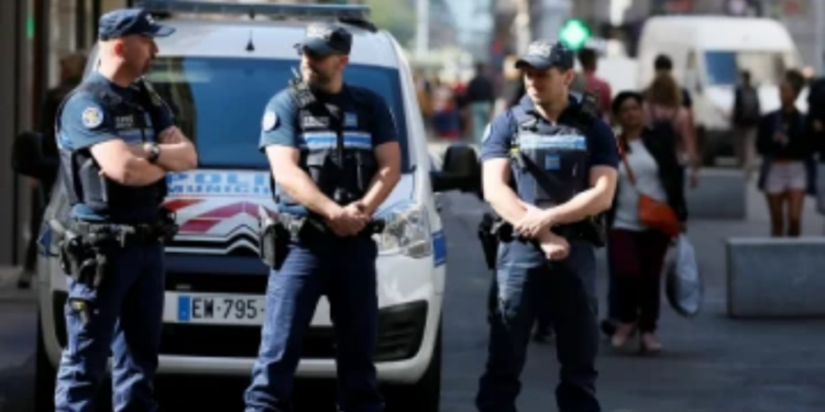 பிரான்சில் கைது செய்யப்பட்ட தமிழர்கள்