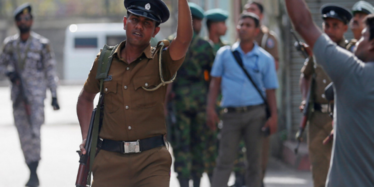 சுற்றிவளைப்பு மேற்கொண்ட பொலிசாரை தாக்கிய ஆறு பெண்கள் கைது!