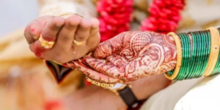 சுவிஸ் மாப்பிளையுடன் திருமணமாக இருந்த யுவதி யாழில் சமுர்த்தி உத்தியோகஸ்தருடன் அறையில்!