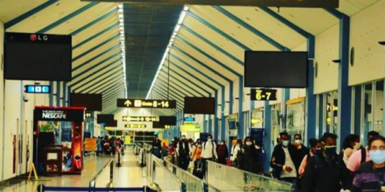 யாழை சேர்ந்த இரு யுவதிகள் கட்டுநாயக்க விமான நிலையத்தில் கைது!