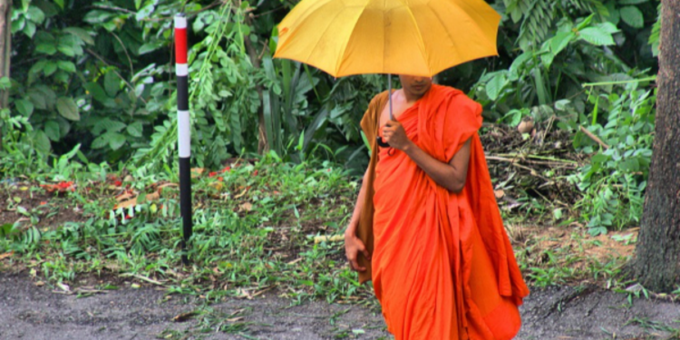 பெண்ணிடம் பணத்தை கொடுத்து ஏமாந்த பிக்கு!