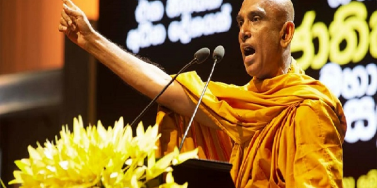 18 வது முதல் 20 வயதான அனைத்து இளைஞர்,யுவதிகளுக்கும் ஆயுத பயிற்சி வழங்க கோரும்  அத்துரலியே ரத்ன தேரர்