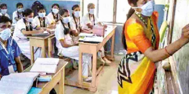 வசதி குறைந்த ஆசிரியர்களுக்கு புடவை வழங்க ஆலோசிக்கும் அரசு!