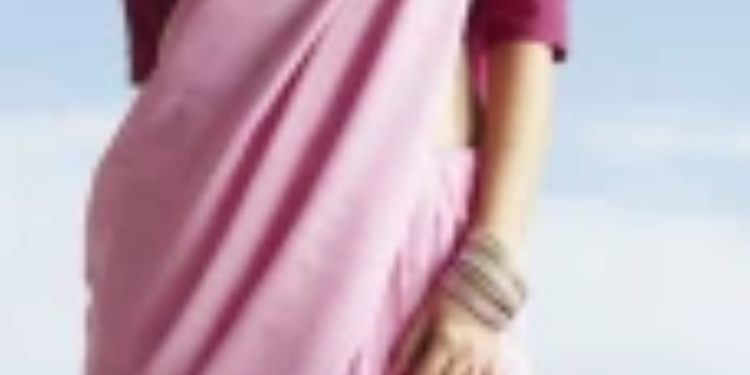 பாடசாலை ஒன்றில் ஆசிரியரின் தவறான ஆடையால் எதிர்ப்பு காட்டிய பெற்றோர்!