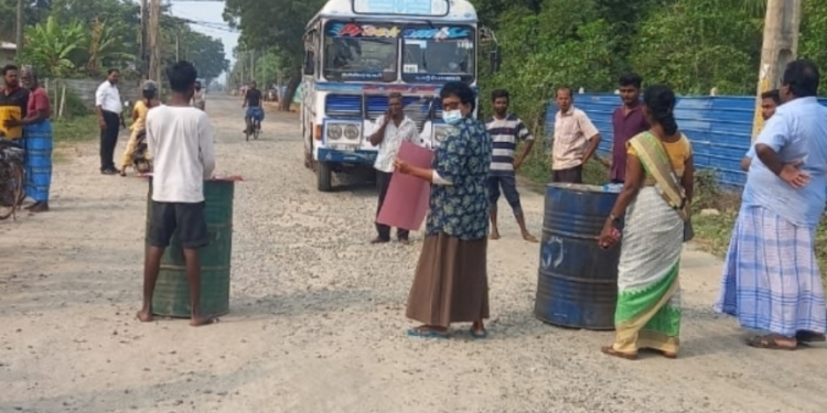 யாழில் கவனயீர்ப்பு போராட்டத்தில் ஈடுபட்ட மக்கள்!